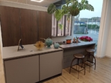 Cucina Con Isola E Vetrinette