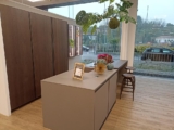 Cucina Con Isola E Vetrinette