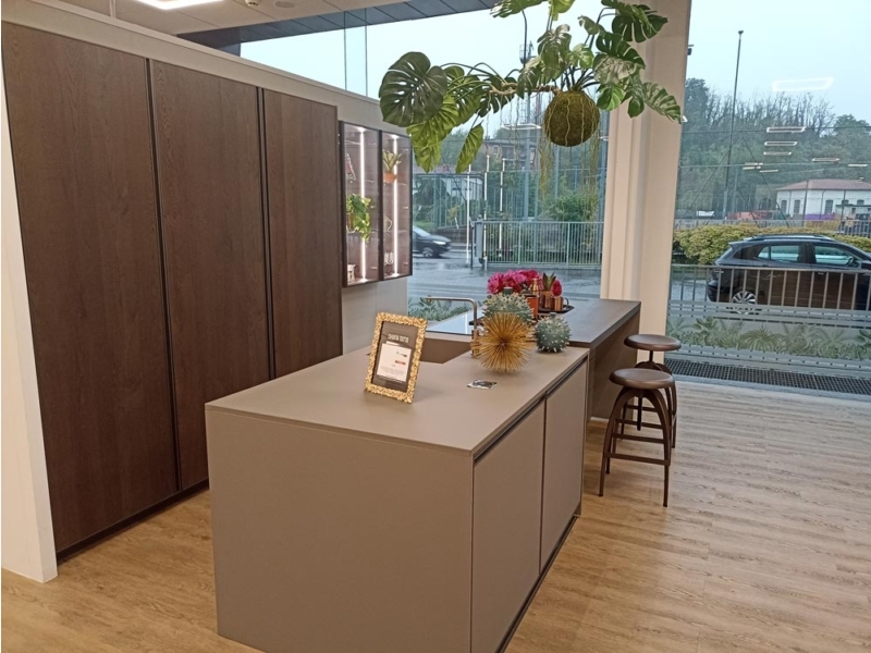 Cucina Con Isola E Vetrinette
