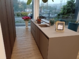 Cucina Con Isola E Vetrinette