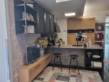 Cucina Con Penisola e Soggiorno