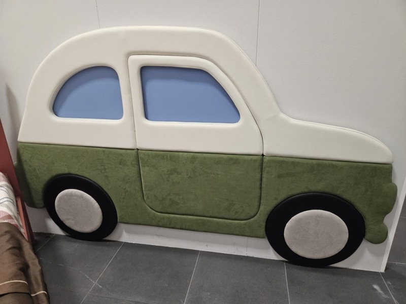 Cameretta con Letto Singolo e Decorazioni