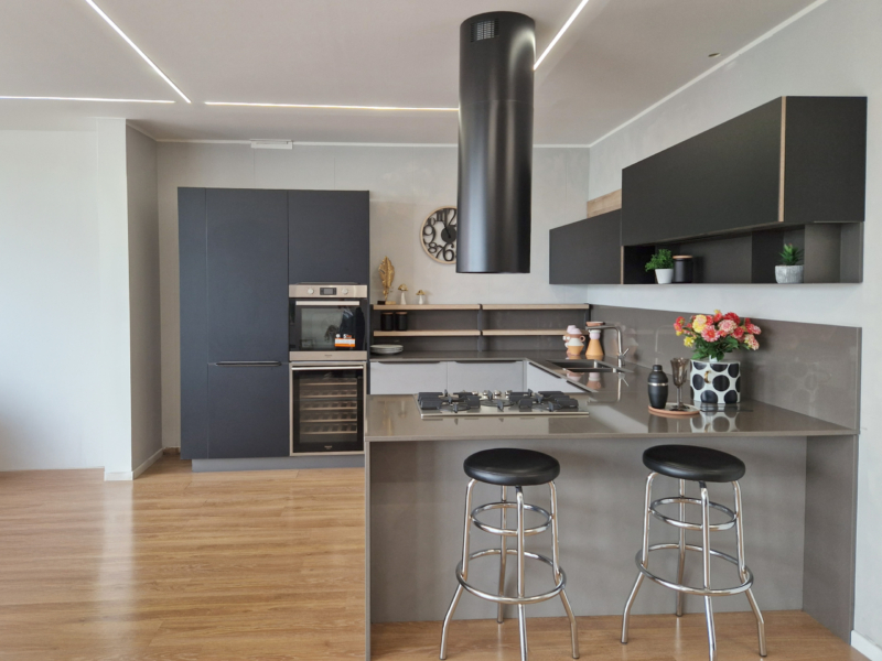 Cucina Angolare con Penisola e Top in Quarzo