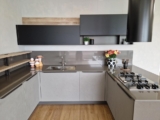 Cucina Angolare con Penisola e Top in Quarzo