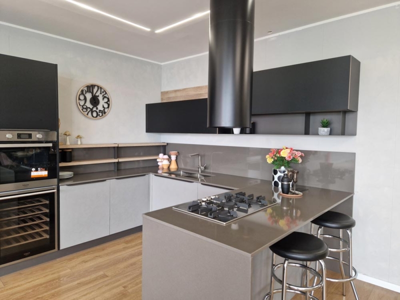 Cucina Angolare con Penisola e Top in Quarzo