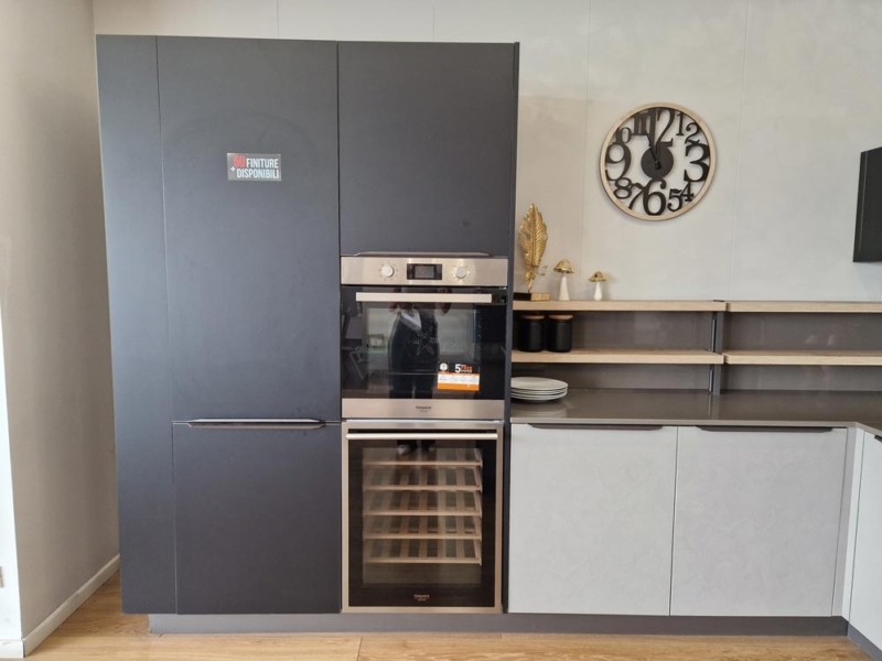 Cucina Angolare con Penisola e Top in Quarzo