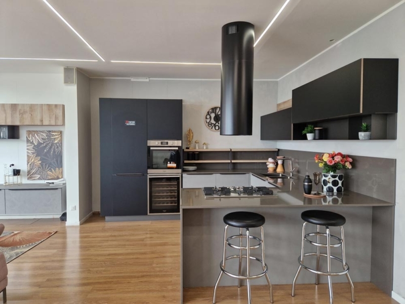 Cucina Angolare con Penisola e Top in Quarzo