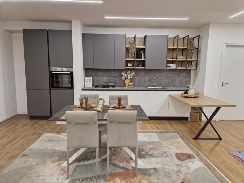 Cucina Lineare con Piano Snack: Design Moderno e Funzionalità