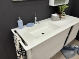 Mobile Bagno Sospeso Con Elemento A Giorno