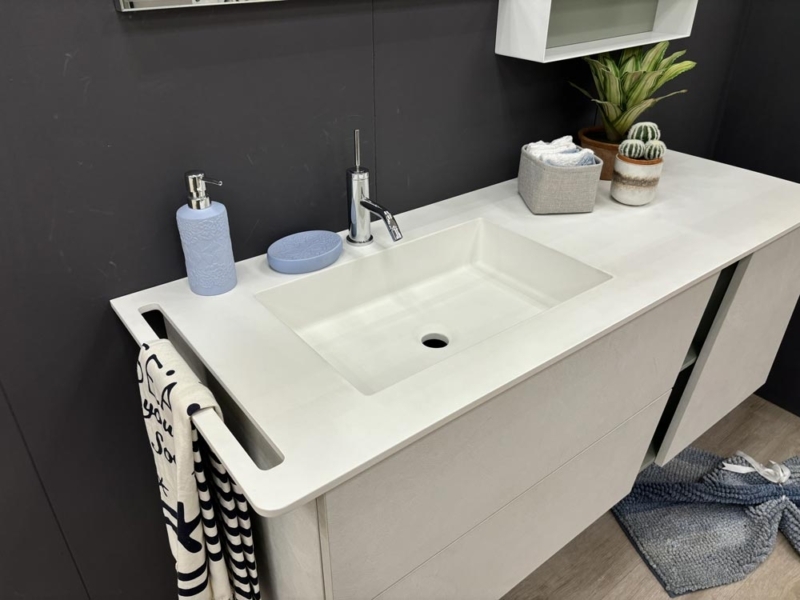 Mobile Bagno Sospeso Con Elemento A Giorno
