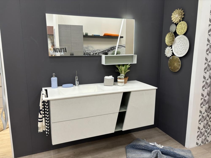 Mobile Bagno Sospeso Con Elemento A Giorno