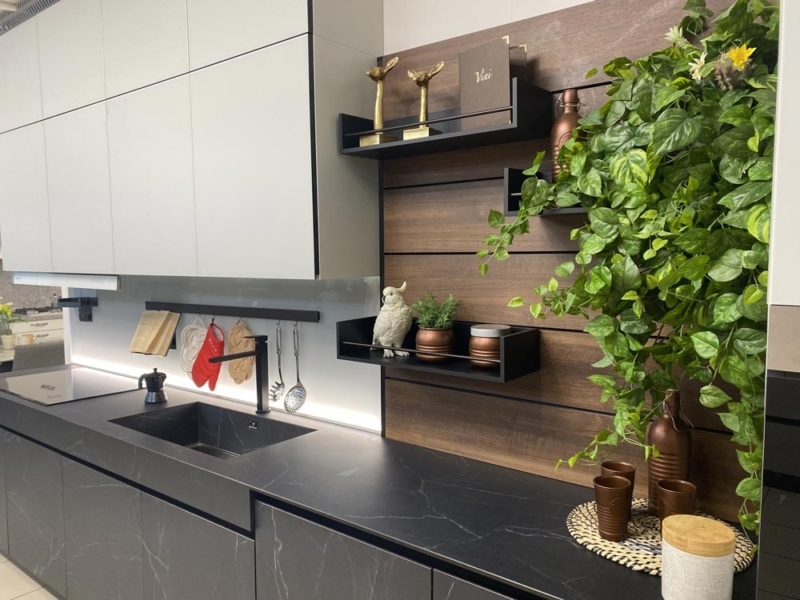 Cucina Lineare Con Anta In Vetro