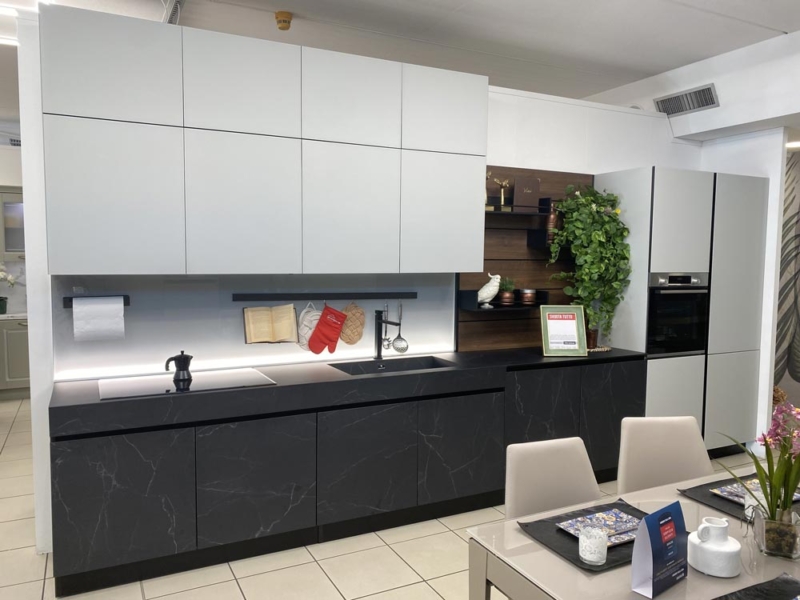 Cucina Lineare Con Anta In Vetro