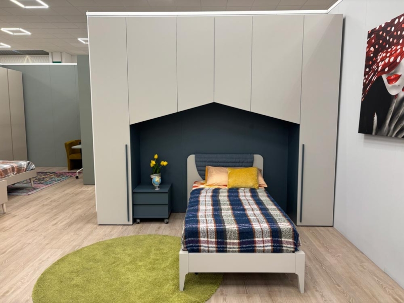 Cameretta a Ponte con Letto Singolo e Design a Casetta