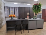 Cucina con Gruppo Colonne e Isola con Piano Snack