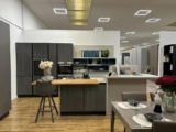Cucina con Isola, Piano Snack ed Elementi a Giorno