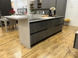 Cucina con Isola, Piano Snack ed Elementi a Giorno