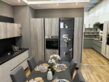 Cucina Angolare Moderna con Colonna in Vetro