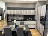 Cucina Angolare Moderna con Colonna in Vetro