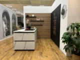 Cucina Lineare con Isola in Finitura Nero e Bianco Pietra