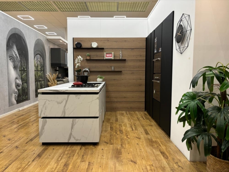 Cucina Lineare con Isola in Finitura Nero e Bianco Pietra