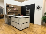 Cucina Lineare con Isola in Finitura Nero e Bianco Pietra