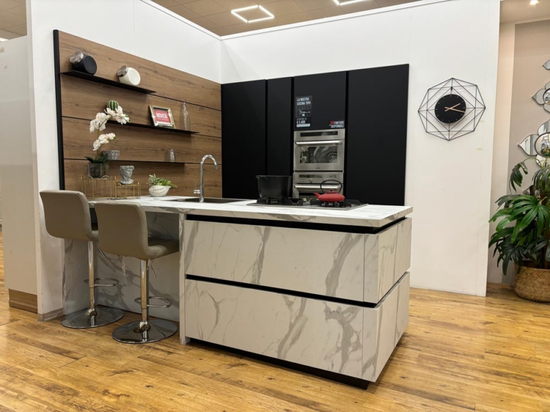 Cucina Lineare con Isola in Finitura Nero e Bianco Pietra