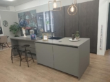 Cucina Moderna con Isola e Piano Snack Grigio e Rovere