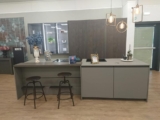 Cucina Moderna con Isola e Piano Snack Grigio e Rovere