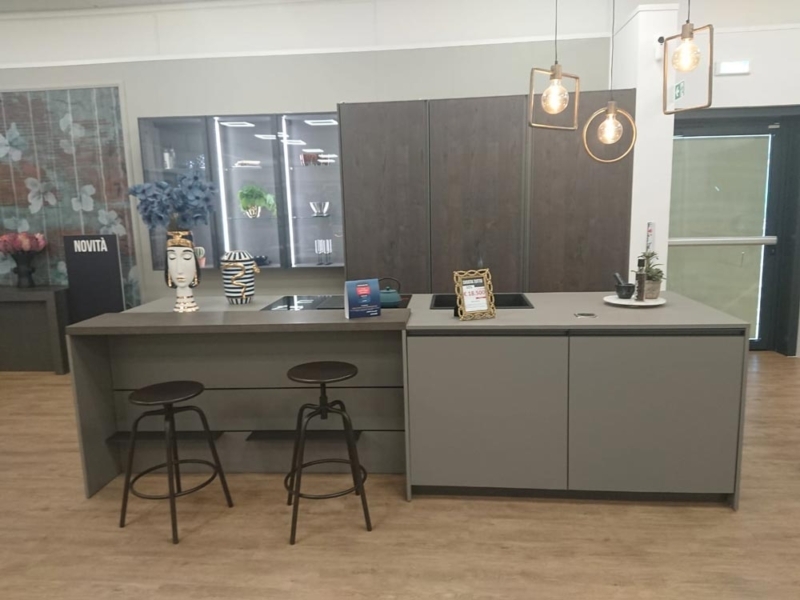 Cucina Moderna con Isola e Piano Snack Grigio e Rovere