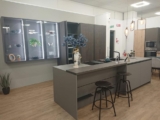 Cucina Moderna con Isola e Piano Snack Grigio e Rovere