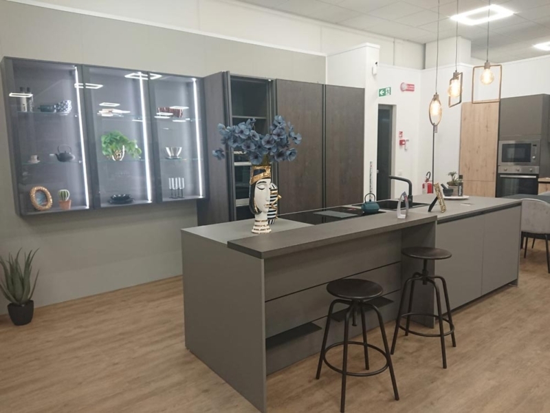 Cucina Moderna con Isola e Piano Snack Grigio e Rovere