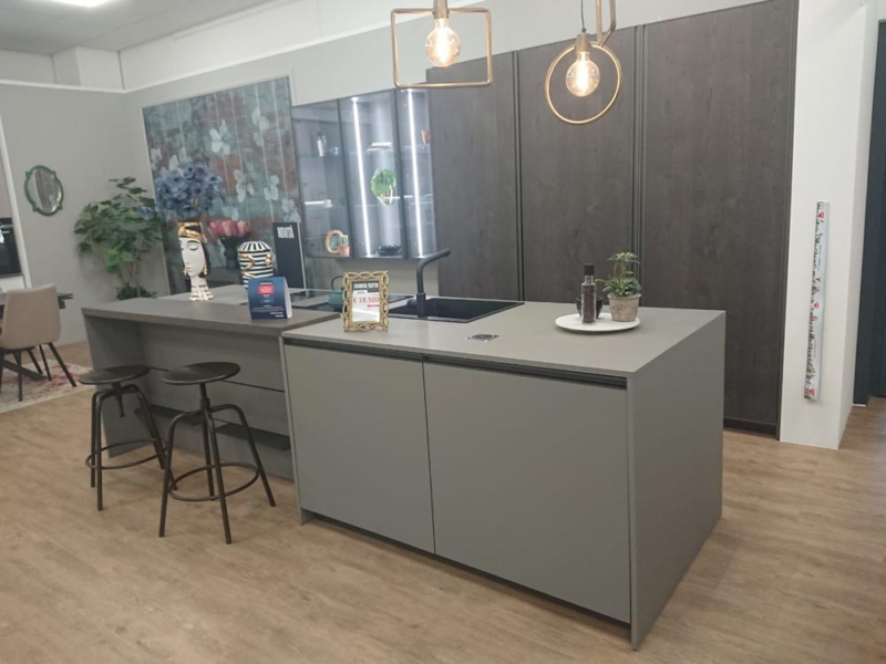 Cucina Moderna con Isola e Piano Snack Grigio e Rovere