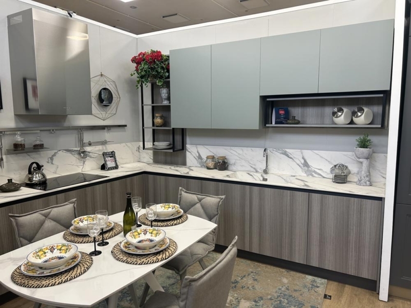 Cucina Angolare con Gola in Finitura Eucalipto Grigio