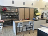 Cucina Moderna con Isola e Colonne Rovere e Laccato Opaco