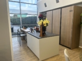 Cucina Moderna con Isola e Colonne Rovere e Laccato Opaco