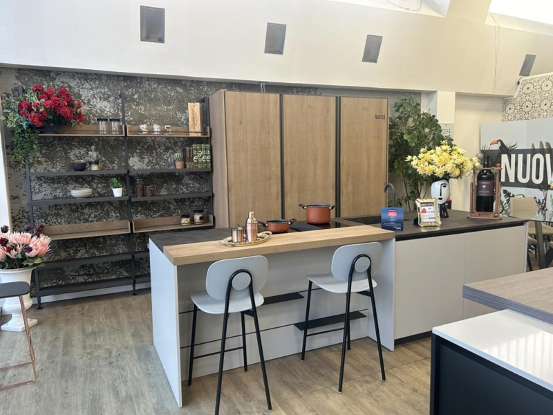 Cucina Moderna con Isola e Colonne Rovere e Laccato Opaco