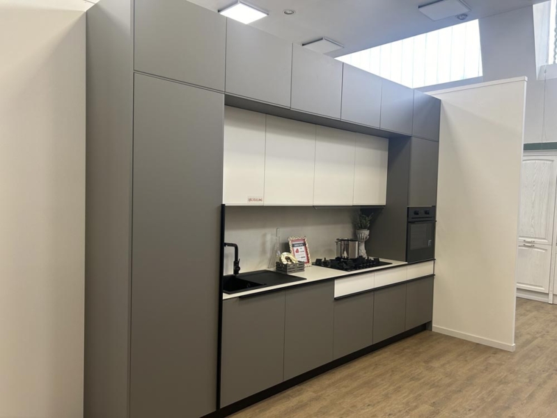 Cucina Lineare Moderna con Ante Opache