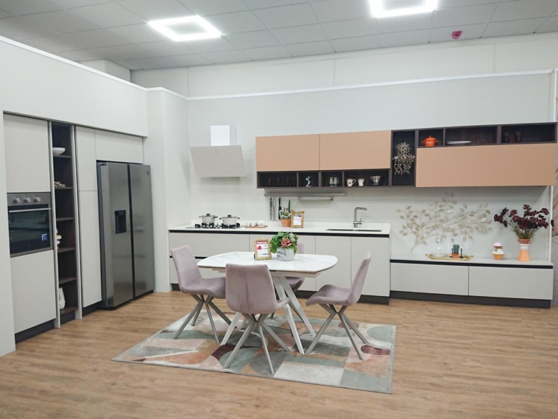 Cucina con Isola e Zona Living Integrata