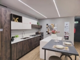 Cucina Moderna Lineare con Gola e Isola Bianco e Quercia