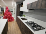 Cucina Moderna Lineare con Gola e Isola Bianco e Quercia