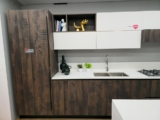 Cucina Moderna Lineare con Gola e Isola Bianco e Quercia