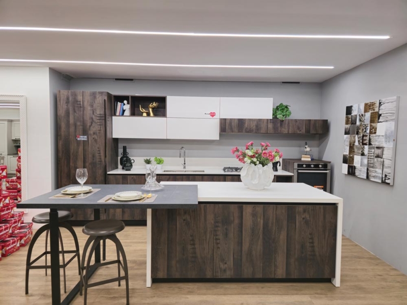 Cucina Moderna Lineare con Gola e Isola Bianco e Quercia
