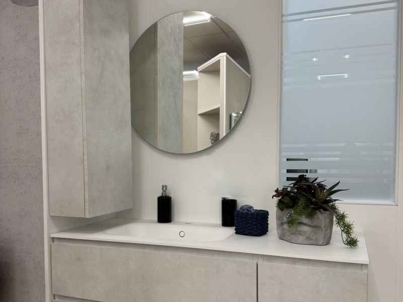 Bagno Sospeso Con Specchiera E Pensile A Colonna