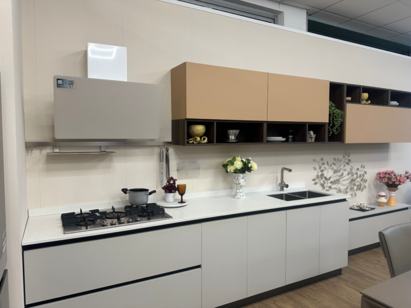 Cucina Lineare Con Colonne E Frigo Freestanding
