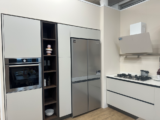 Cucina Lineare Con Colonne E Frigo Freestanding