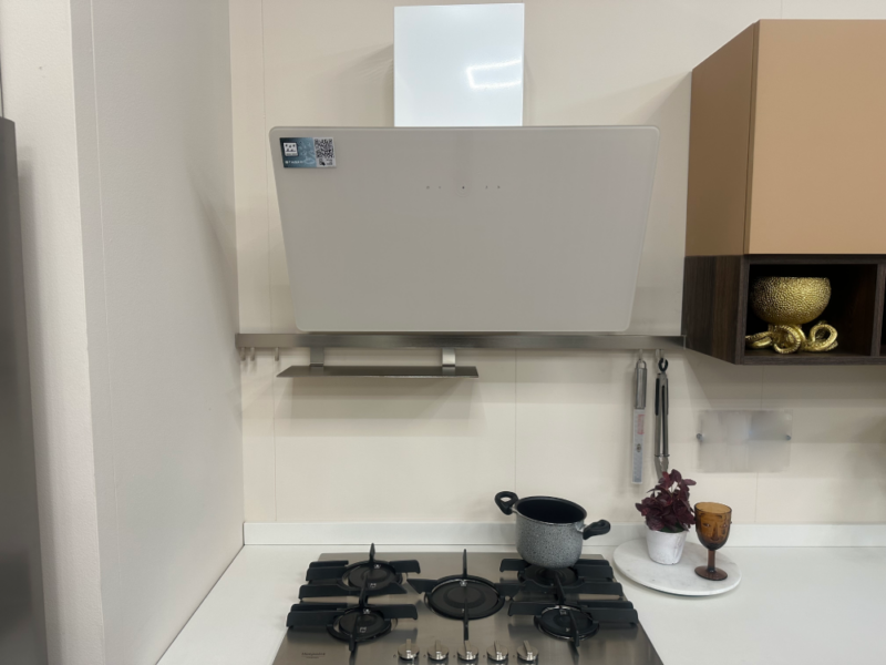 Cucina Lineare Con Colonne E Frigo Freestanding