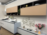 Cucina Lineare Con Colonne E Frigo Freestanding