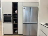 Cucina Lineare Con Colonne E Frigo Freestanding