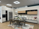 Cucina Lineare Con Colonne E Frigo Freestanding